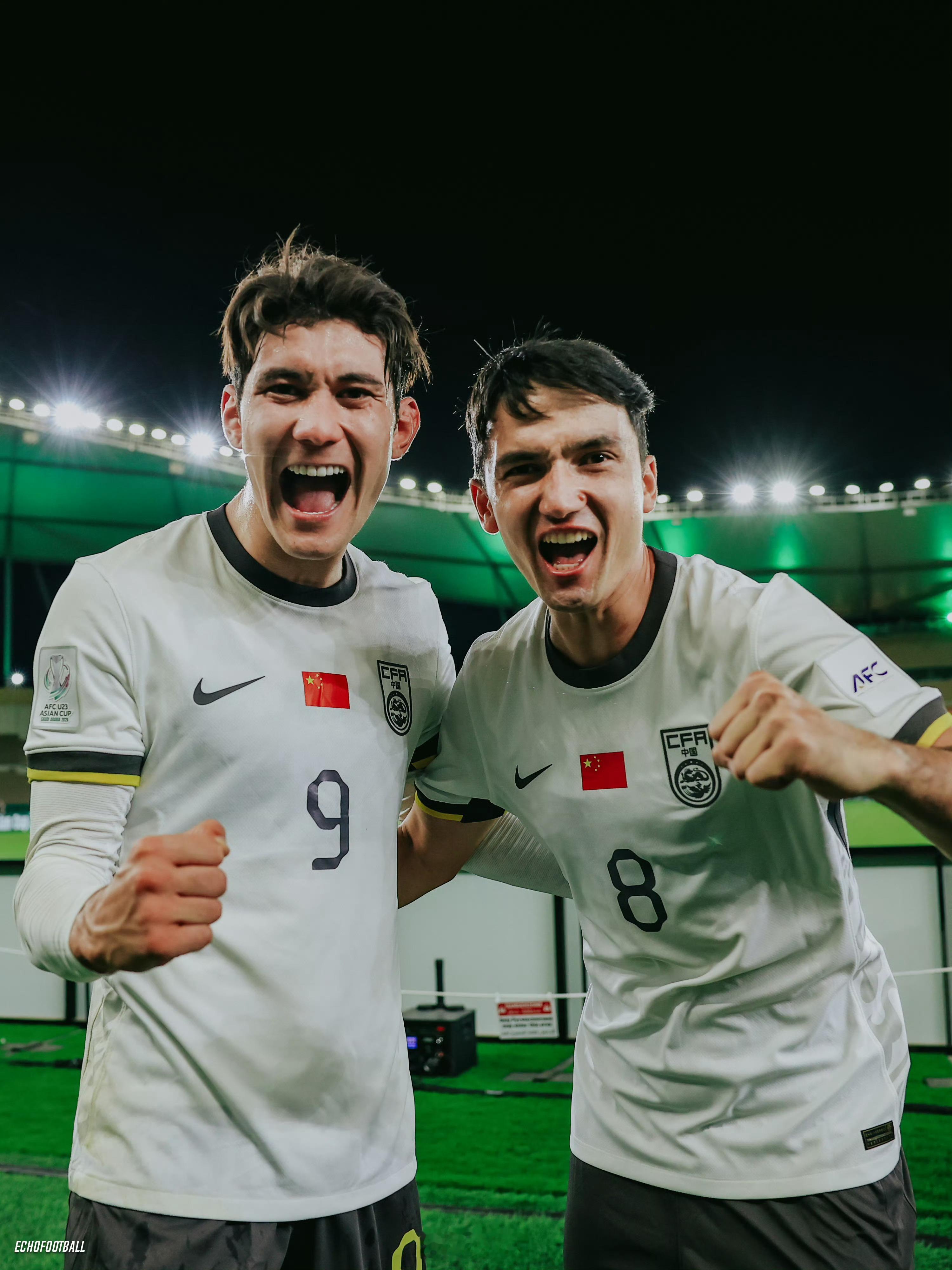 中国男足等了整整22年|成都蓉城成都蓉城双子星赛后身披国旗合影，画面太提气！