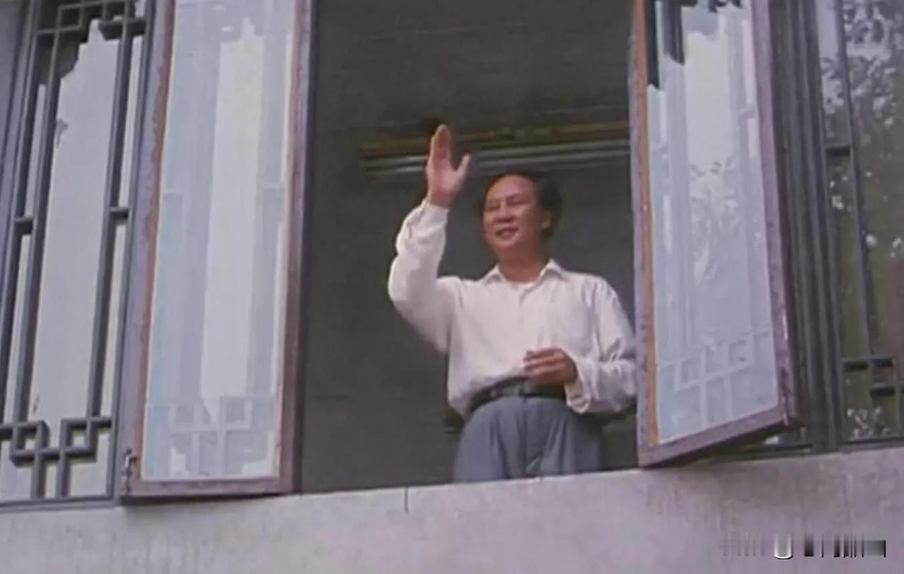 古月饰演毛主席形神兼备，最接近现实中的毛主席，让人不由自主的深陷剧情之中。只可