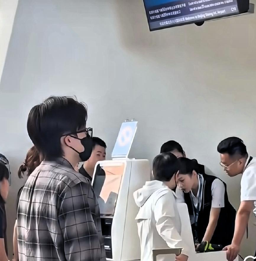 又见到新鲜莎头出发澳门了一前一后的站着，好像学生时代一直有个默默付出陪伴。都