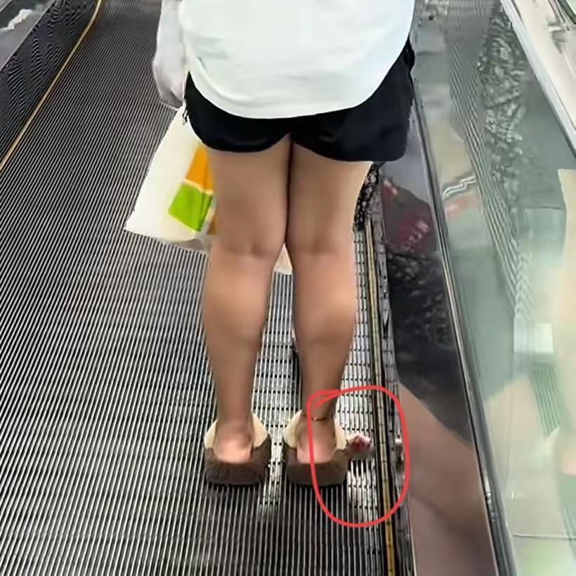 这个女人真把人丢到姥姥家了！穿着巴黎世家的体恤，却偷排骨藏短裤里，让人很下头。