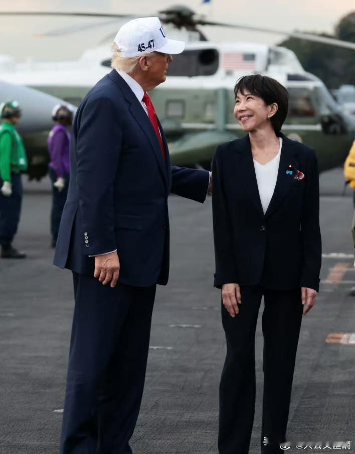 东京迎宾馆一幕，把全网看傻了。高市早苗面对特朗普，嘴角直接开到太阳穴，眼角褶子挤