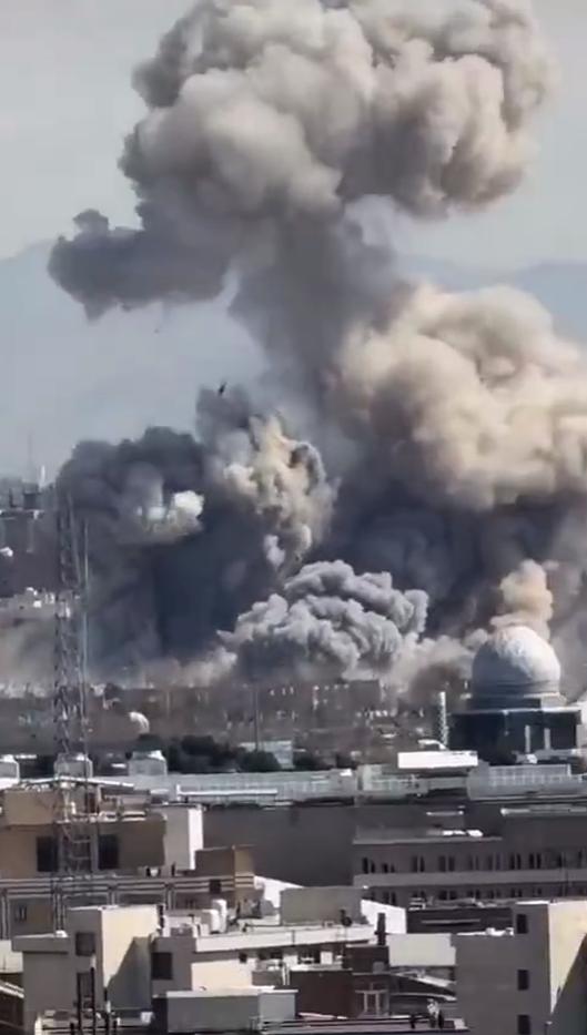 现在中东都打成啥样了，美国以色列狂炸德黑兰市中心，一枚接一枚重型航空炸弹往下砸炸