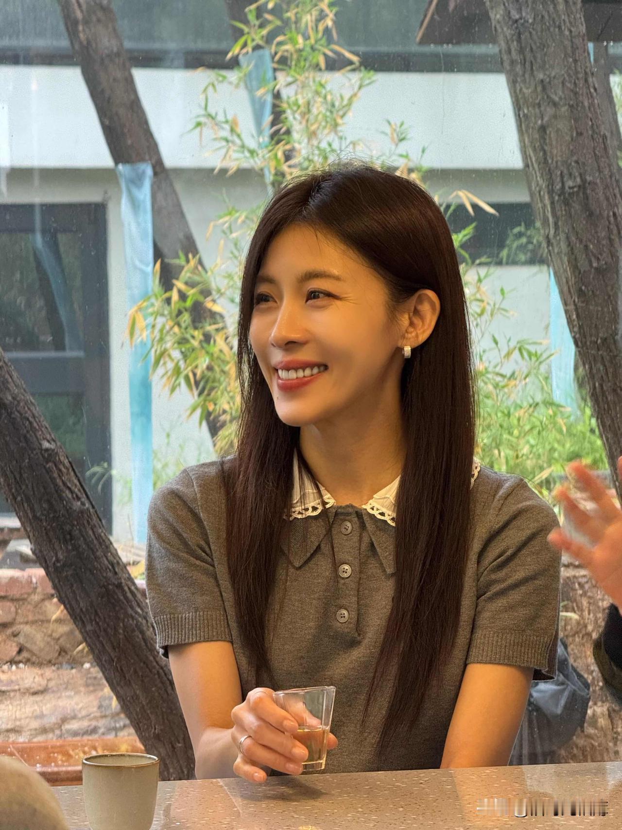 河智苑47岁了竟然还是这么美，黑长直看起来好少女。而且好像年纪越大越好看呢，连细