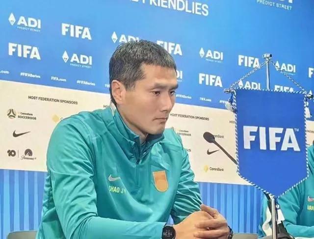 邵佳一赛后采访刷屏！10句大实话戳破国足球迷幻想，这才是真名帅气质国足2-0