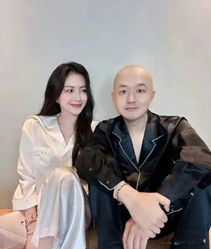 一觉醒来，包文婧的天塌了！宝贝尔疑似婚内出轨红衣女！8月26日，狗仔刘