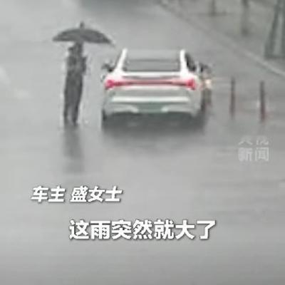 "火上央视了！"浙江义乌忽然下起特大暴雨，一位老奶奶带着小孙子出门办事，出门没看