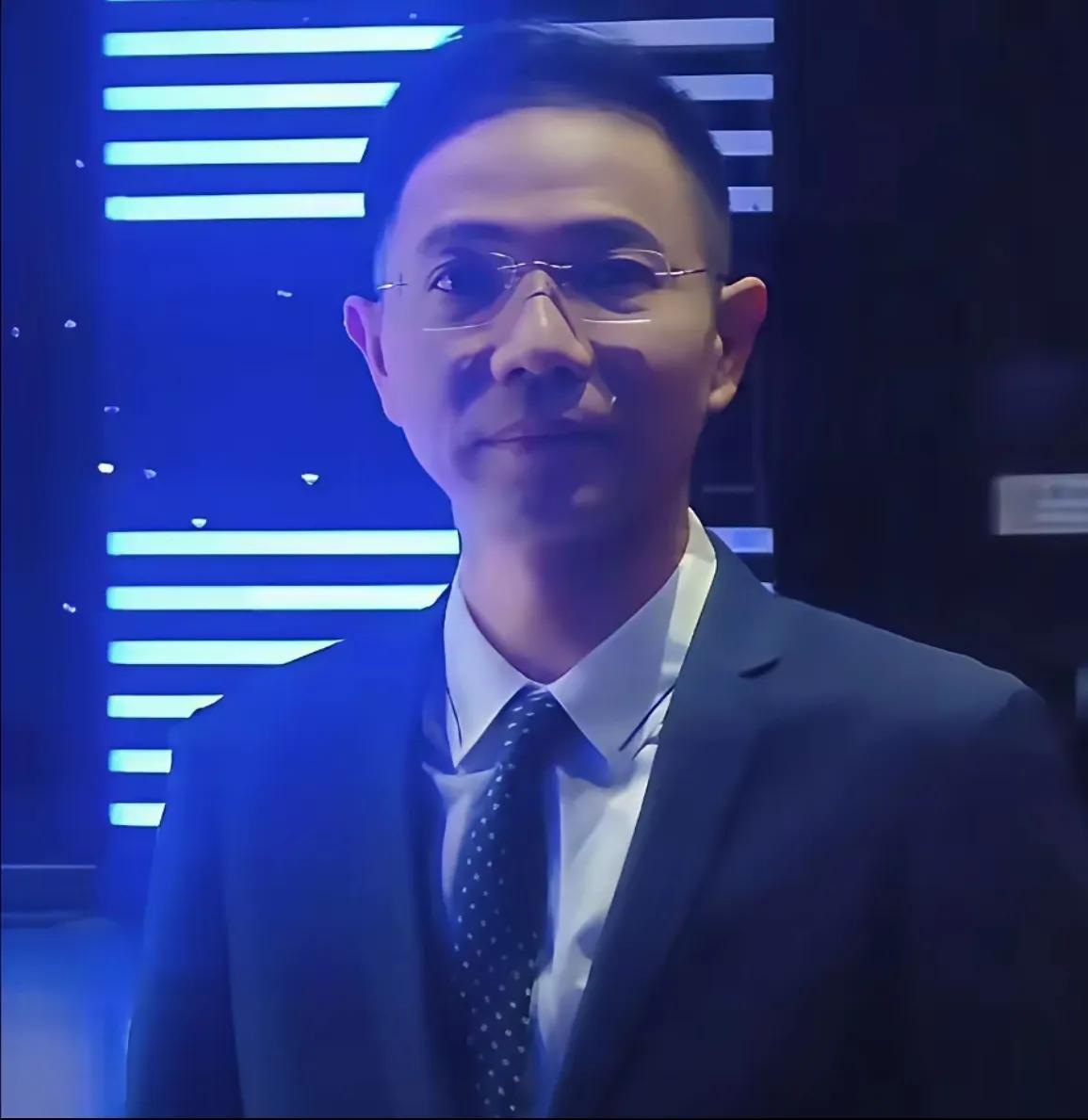 姗姗来了，现在上午9点钟，姗姗聊聊，看到李圣律师去挖土豆了，这不姗姗想中午炒土豆