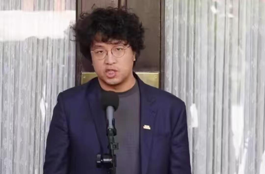 还记得沈泊洋之前多嚣张吗？对着媒体拍桌子喊“要跟大陆硬刚”，还扬言“分裂不怕