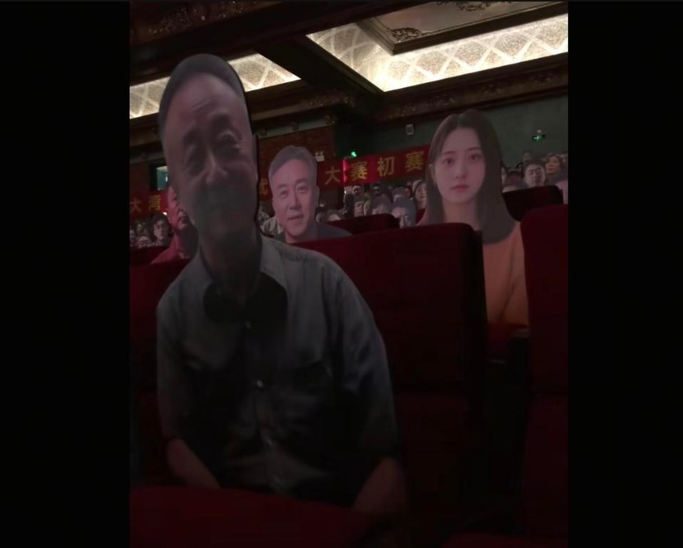 电影院坐满纸片人，不是魔术，是desperation。片没人看，票卖不动，老