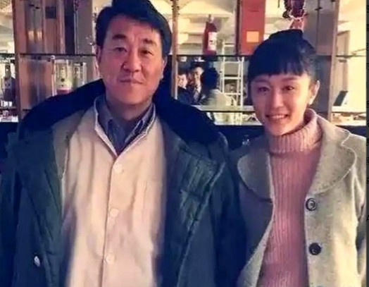 1998年，留学归来的女同学李海洋请何冰吃饭，她说“我都29了，明年30该嫁人了