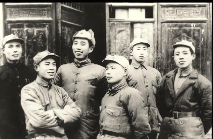 这是在1936年的长征途中，红二、六军团的部分主要指挥人员在贵州大定(现大方县)