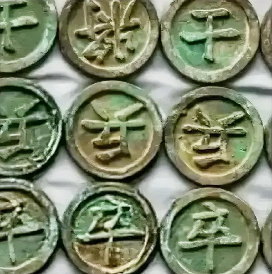 “给我三个亿，我就上交！”一农民在自己的宅基地里，挖出一副象棋，一共有32枚棋子