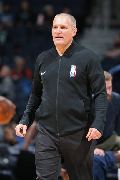 雷迪克今天与联盟负责裁判发展的高级副总裁蒙蒂·麦卡琴进行了沟通，讨论了湖人对阵凯