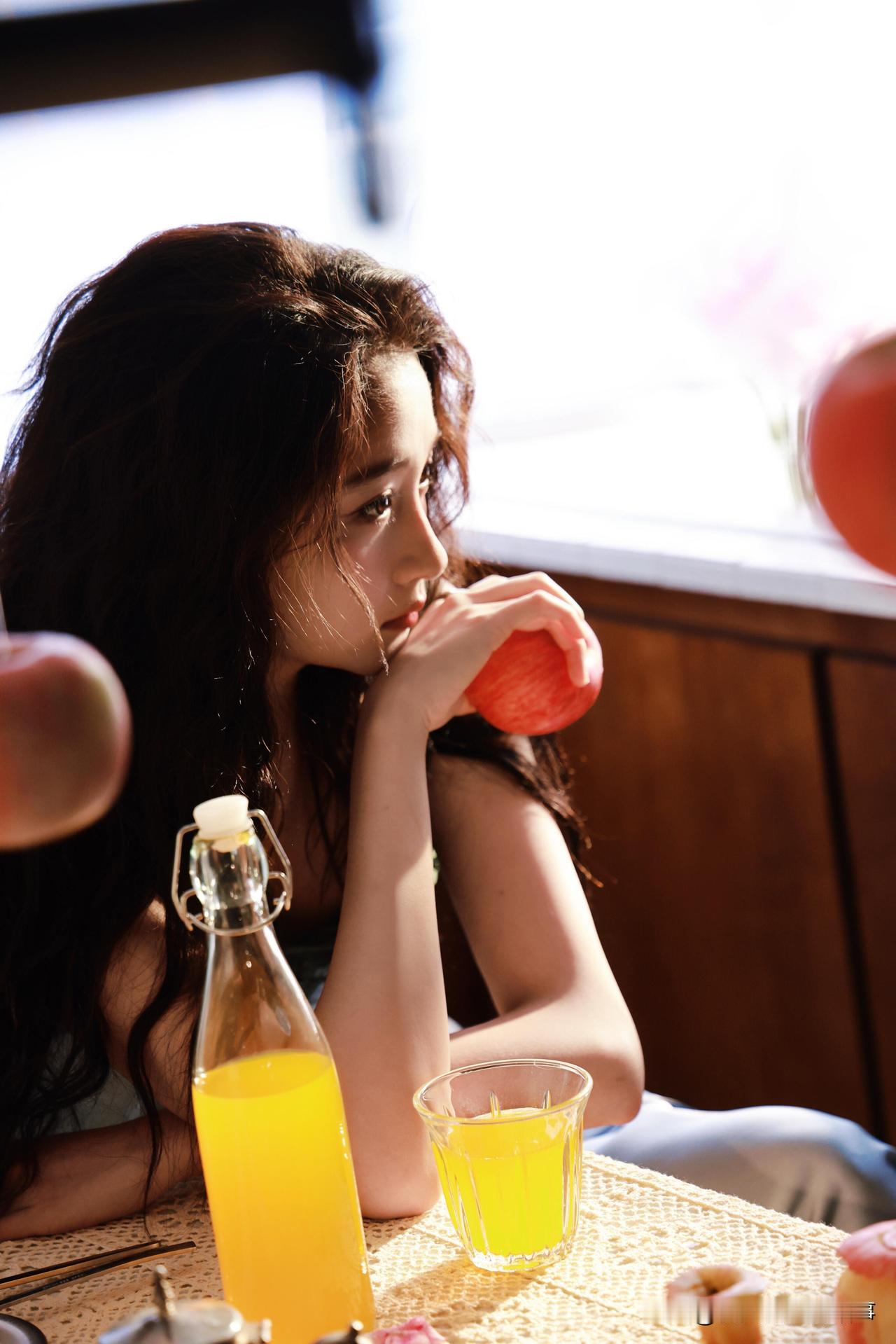 关晓彤瑞丽1月刊侧拍花絮美到炸，直接让我头次狠狠get到她的颜值！以前造型