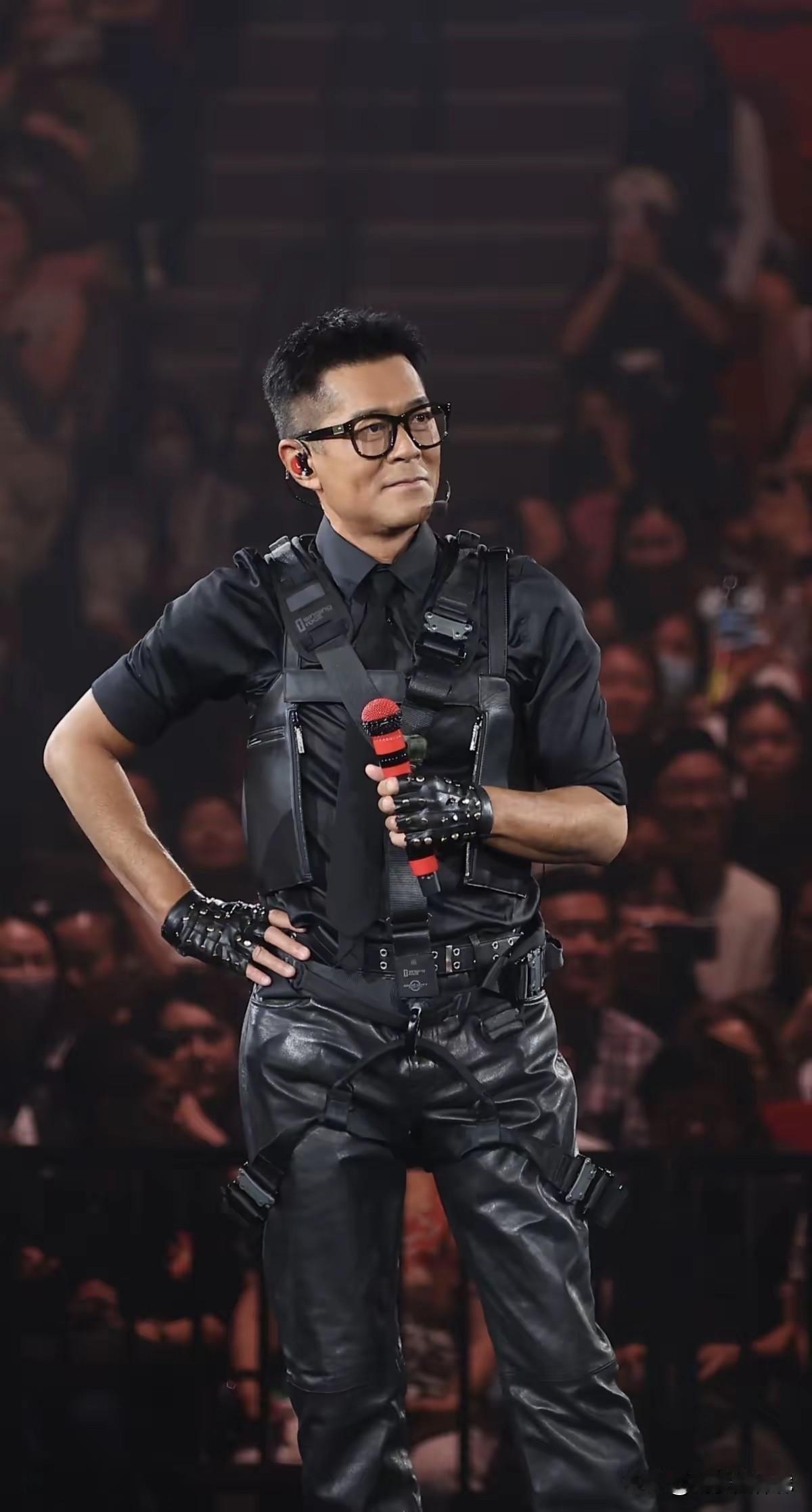 其实很多人一直都忽略了一件事。那就是古天乐能够在入行的第33个年头才第一次站