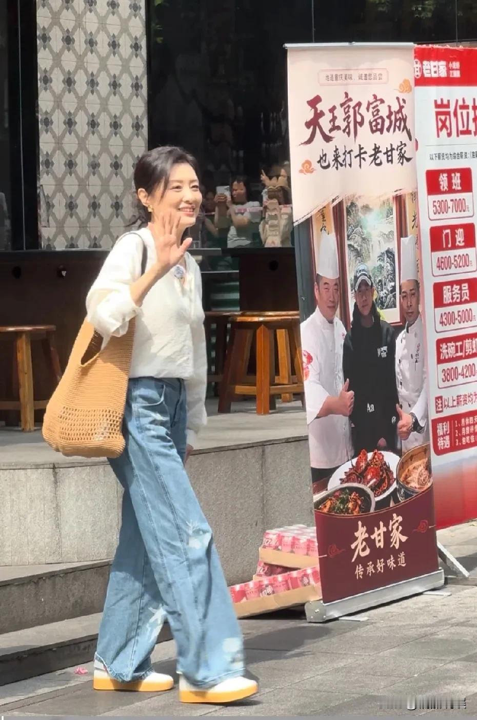周涛在重庆录综艺《桃花坞》，到底是央视严选的啊，颜值、气质真的不一般，本人看着超