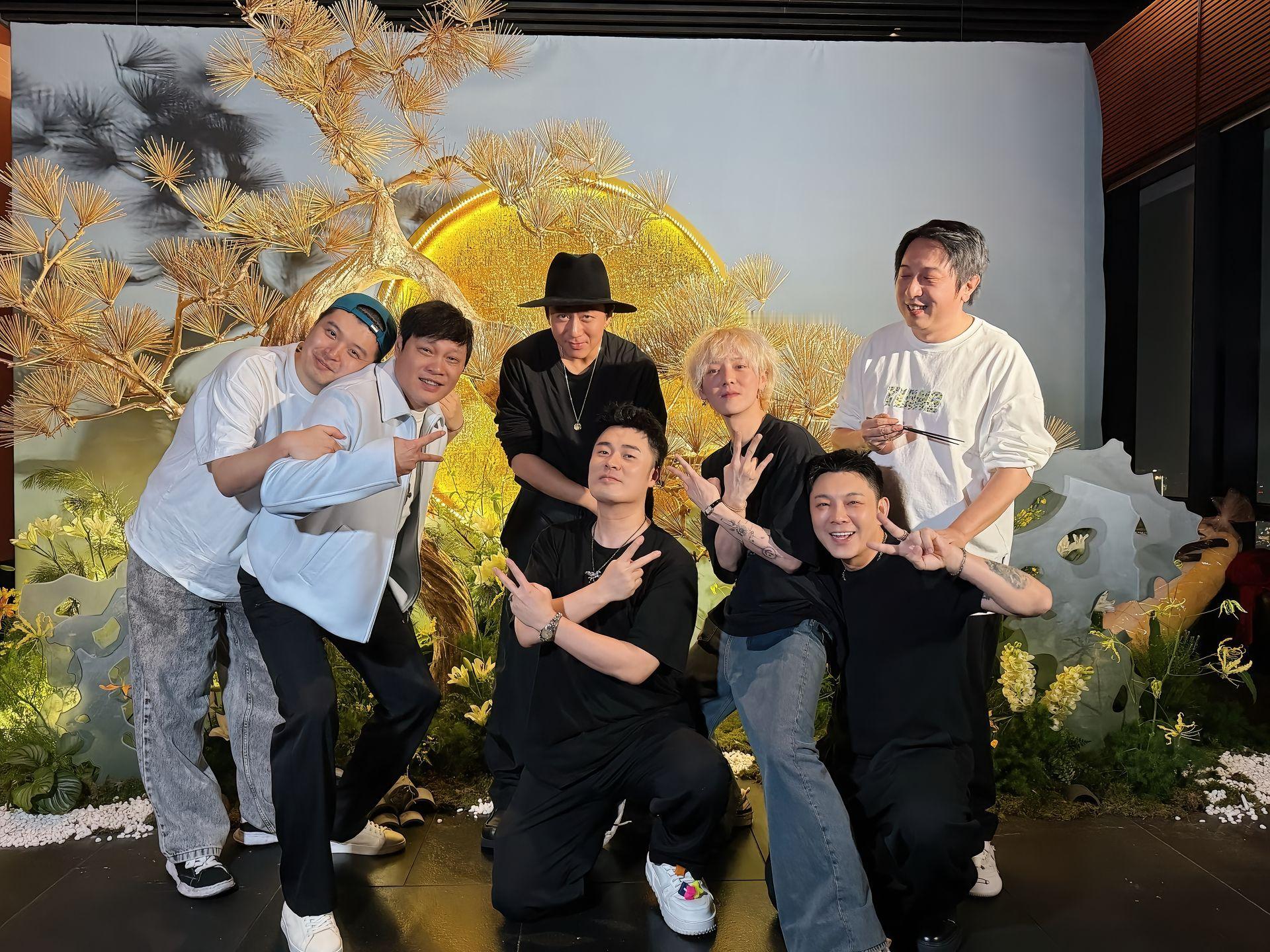 陈赫晒与鹿晗同框照，并回复网友：这张看得清楚了吧～