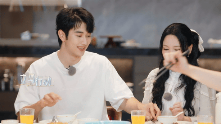 金莎孙丞潇求婚后首次上恋综笑起来好像，孙好认真的听金莎说话好甜哦