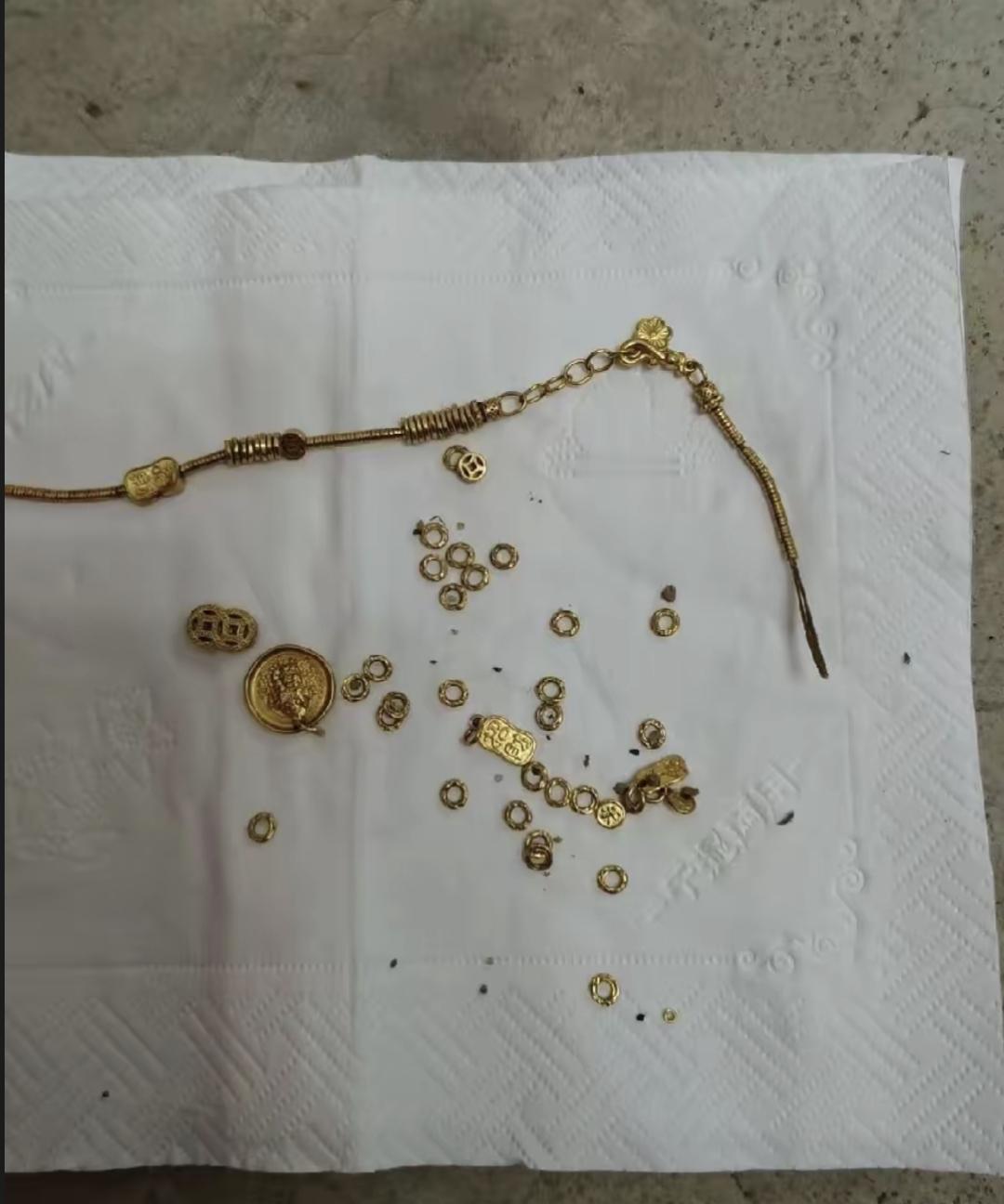 前阵子我买了条盘缠手链，结果上周洗手一拉绳子断了，小珠子滚得到处都是。我和我妈翻