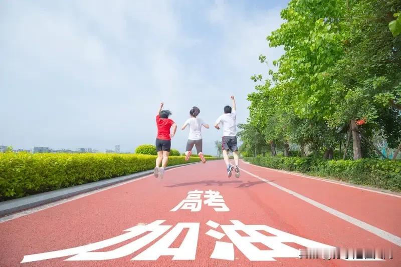 2026届高考生可能真要面临“史上最大挑战”。2008年“奥运宝宝”潮，出生人口