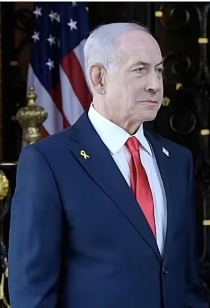 豆包显示，本月内塔尼亚胡大概率会被收监，在劫难逃。为此，他与特朗普豪赌一场战争，