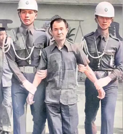1982年，被判死刑的抗战老兵李师科，即将被押赴刑场。他换上了崭新的短袖衬衣，理