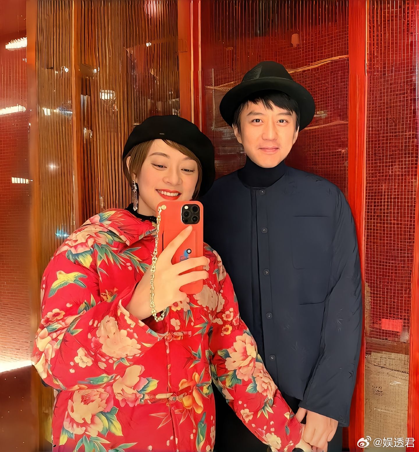 邓超偷偷和孙俪穿情侣装本来只是普通的录制片段，结果被扒出同款色系穿搭，这种暗戳