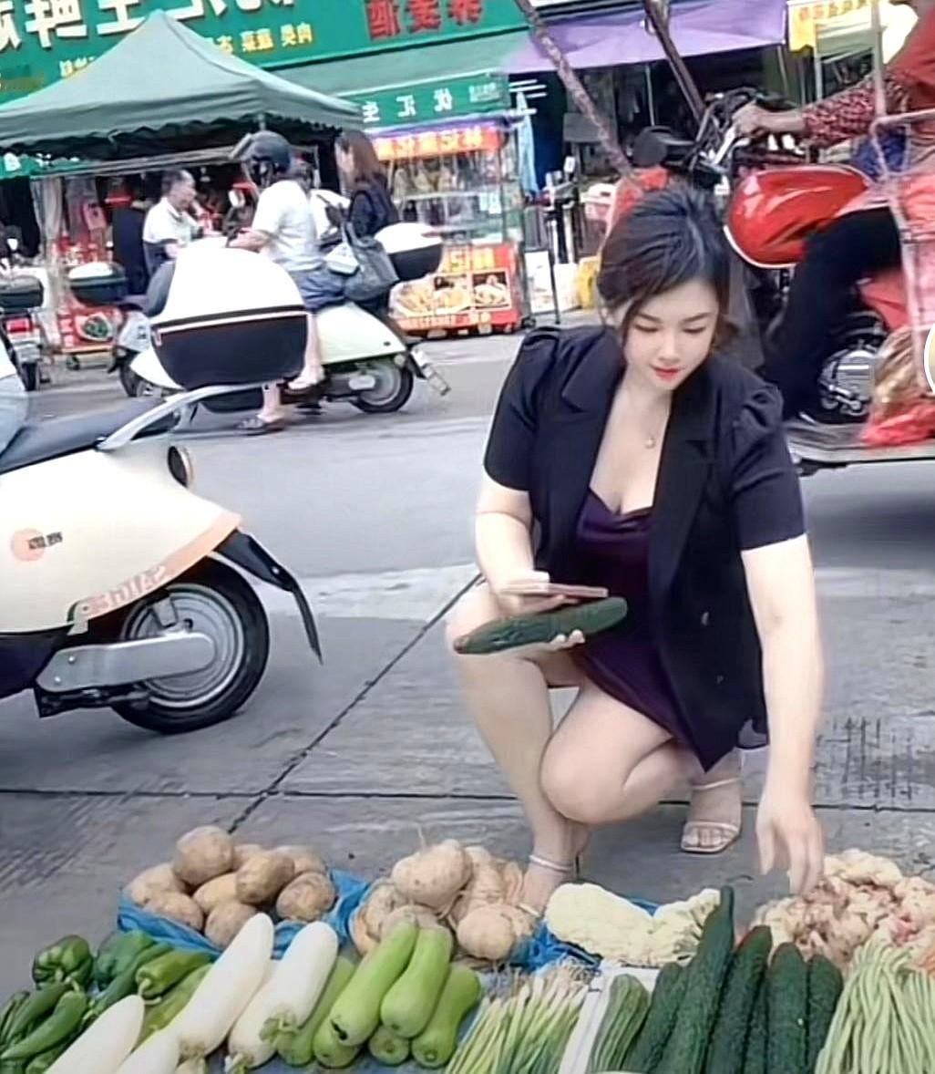 “她到底算励志还是套路？”昨晚，一条随手拍的菜市场背影让网友吵翻。画面里，三