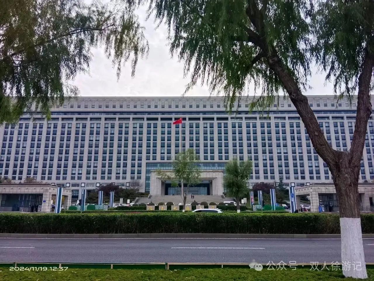 世界上最大的政府大楼~~~济南龙奥大厦龙奥大厦，是第十一届全国运动会的指挥中心和