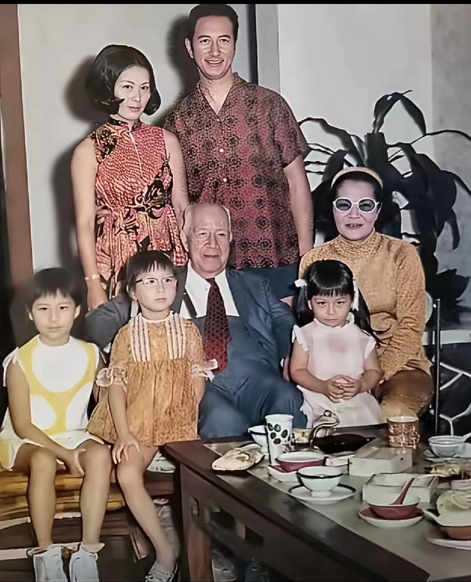 幼时的何超琼随父母赴加拿大探望外公外婆。照片里，梳着羊角辫的她依偎在长辈身旁，眼