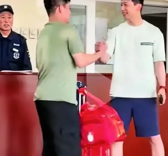 出发…多哈全力以赴！此时的道别看出几个细节——林诗栋的身高居然和马龙差不多，是