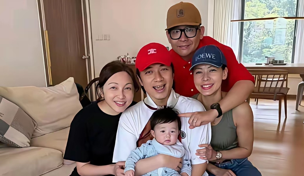 谁能想到荧幕里霸气的吴镇宇，私下这么温和！一群好友拍下这张合照。人生最珍贵的，就是多年不变的情谊。你
