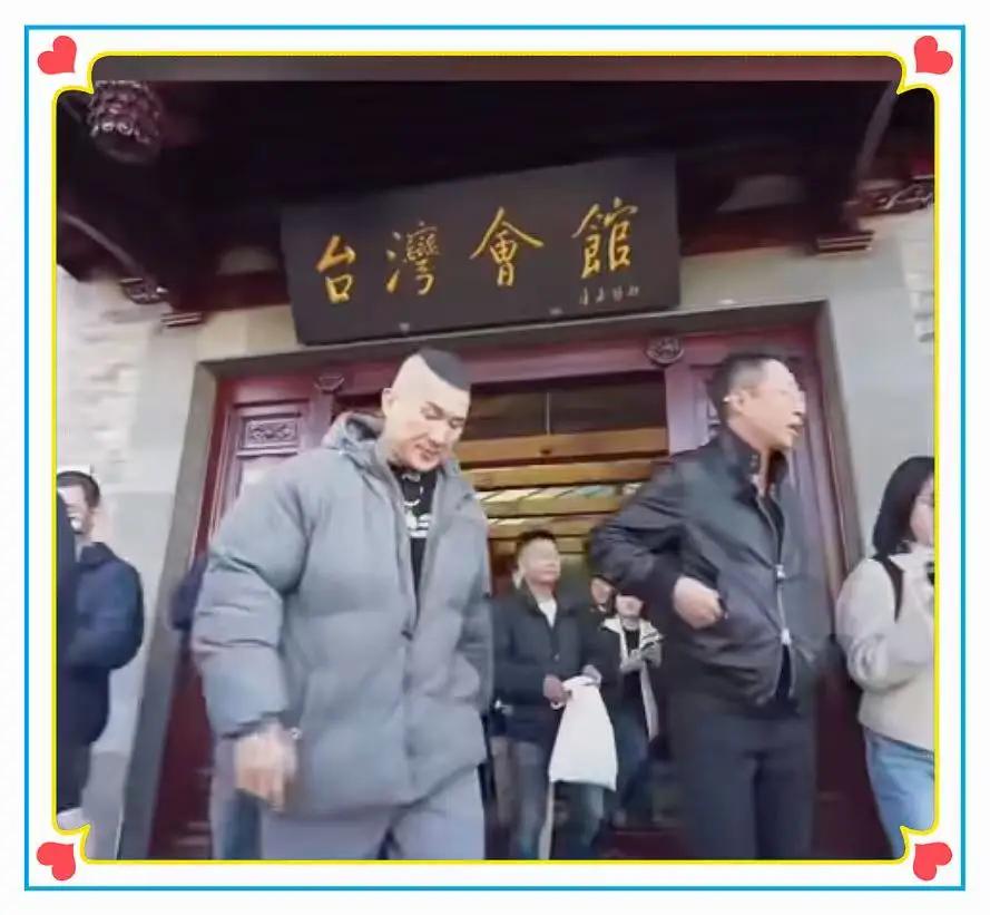 台湾知名网红馆长今日抵达北京,获众多网友接机,尽管今天北京风大,气温低,可是北京