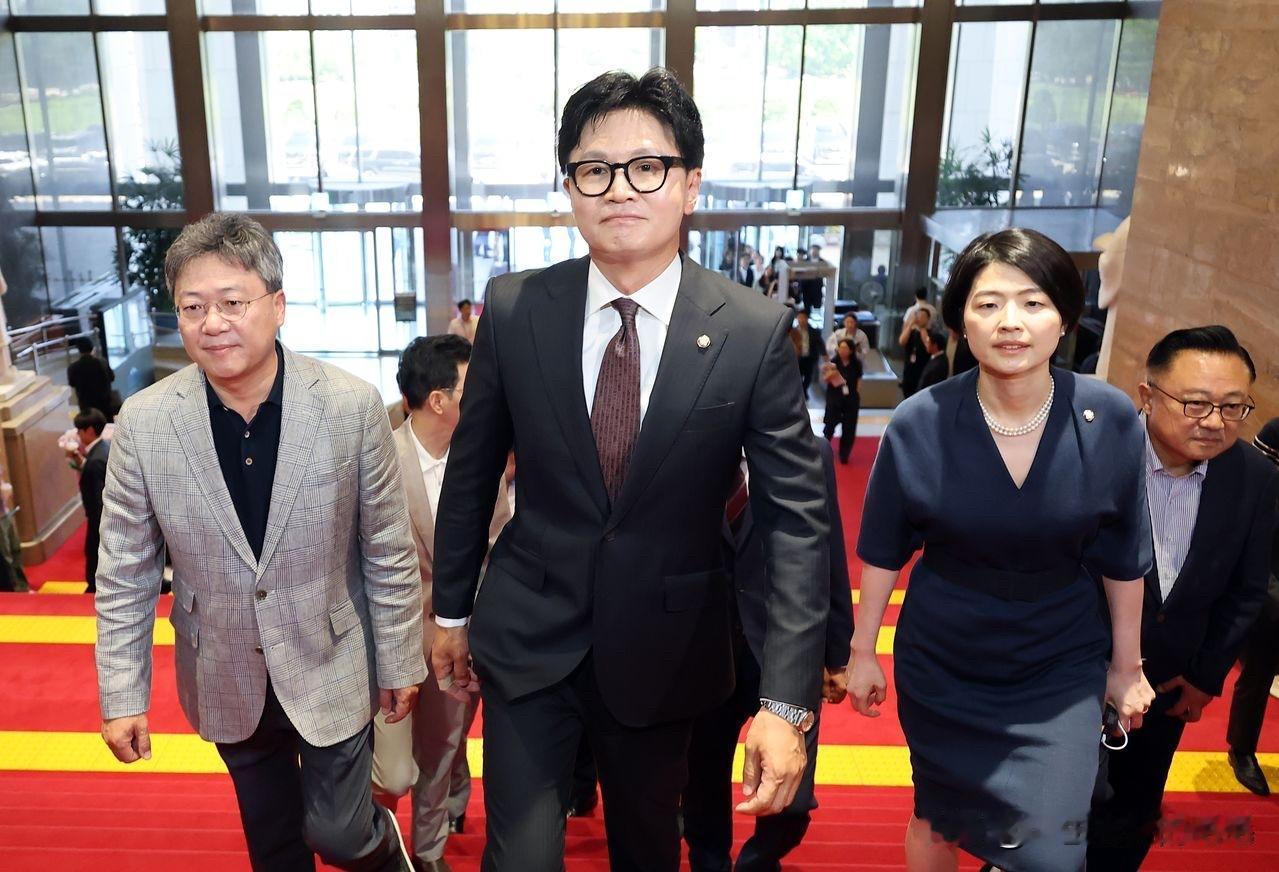 画风突变！韩东勋公开手撕张东赫：投机自保，和李在明一路人！韩国保守政坛近期迎