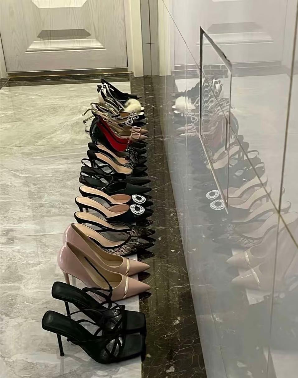 门口高跟鞋排成长龙了