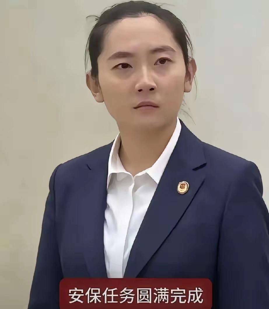 这趟大陆之行，最郁闷的大概就是这位全程紧绷的女保镖了。她站在中山陵的台阶上，身