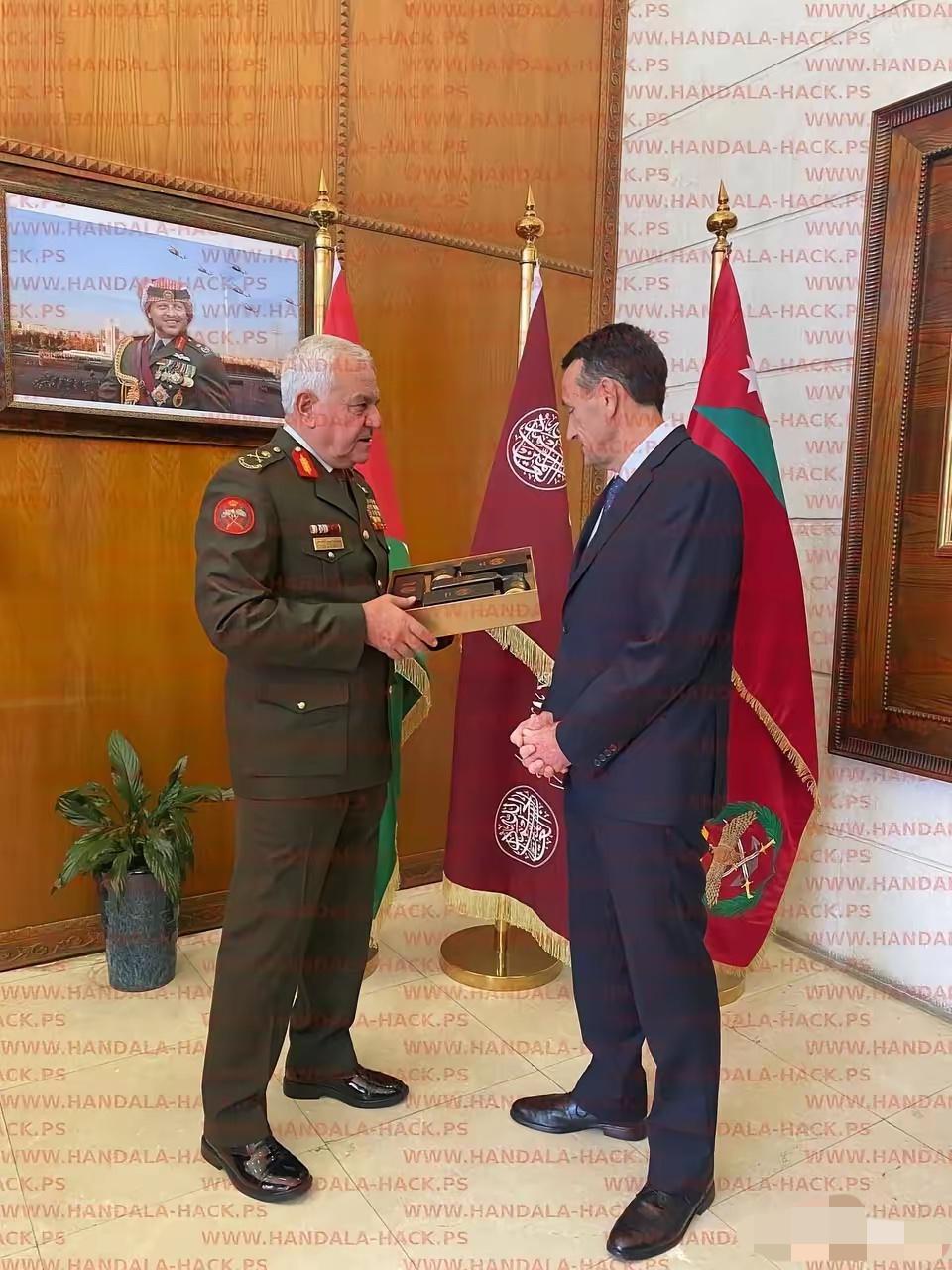 伊朗黑客刚刚发布了一张照片以色列军队参谋长和约旦军队参谋长混到一起去了，还送了