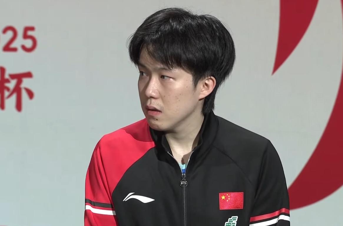 我去，王楚钦赛后采访为何飙东北话！记者问：恭喜中国队赢下比赛，今天先采访王