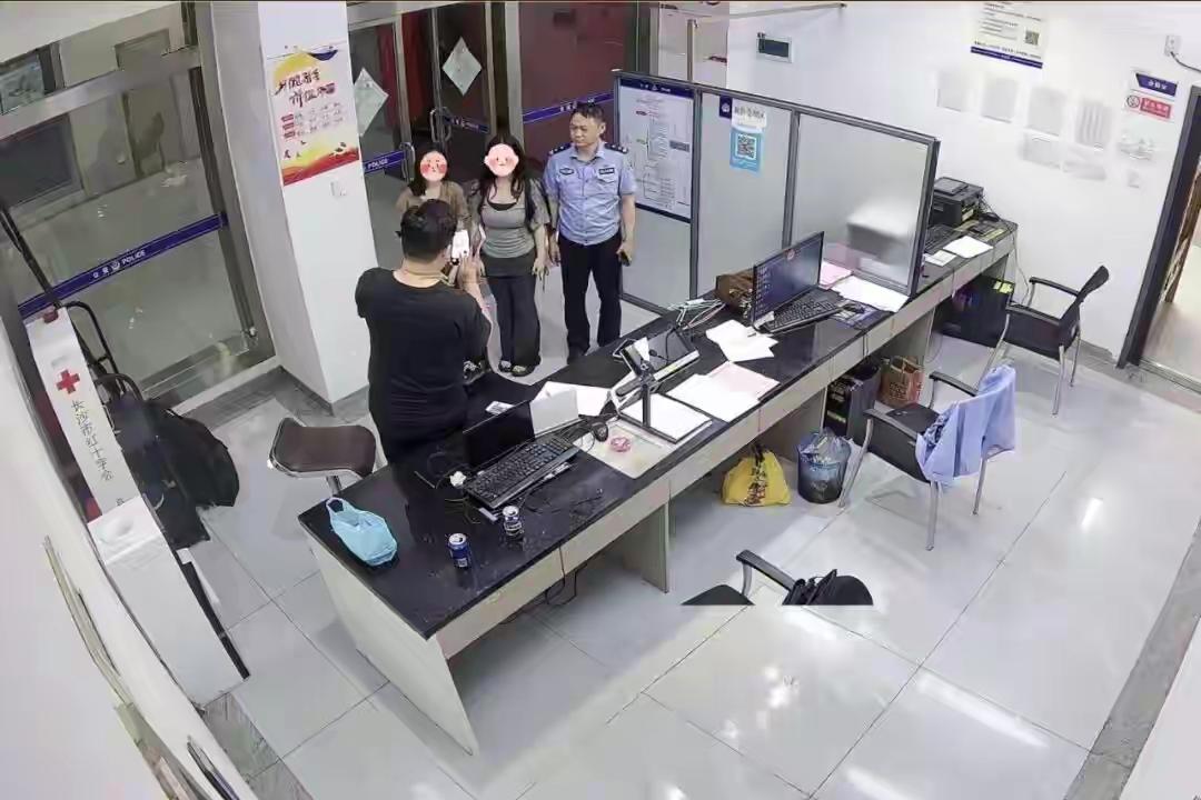 湖南长沙，女孩从事自媒体直播行业，在直播间遇见了一位出手阔绰的国外男子，为她刷礼