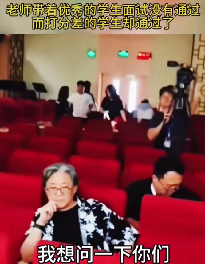 英勇无畏，这女老师太棒了！“优秀的学生不给过，差学生都过了”女老师气不过，怒怼