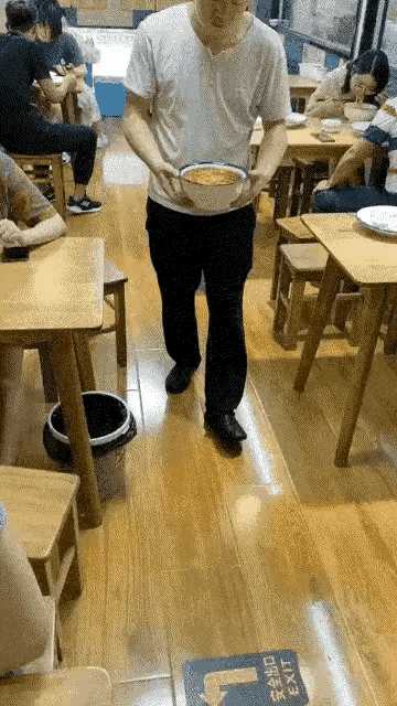 面馆女孩“吸油吃面”火了，网友吵翻：这面吃的还有啥味儿？一个身材窈窕的女孩