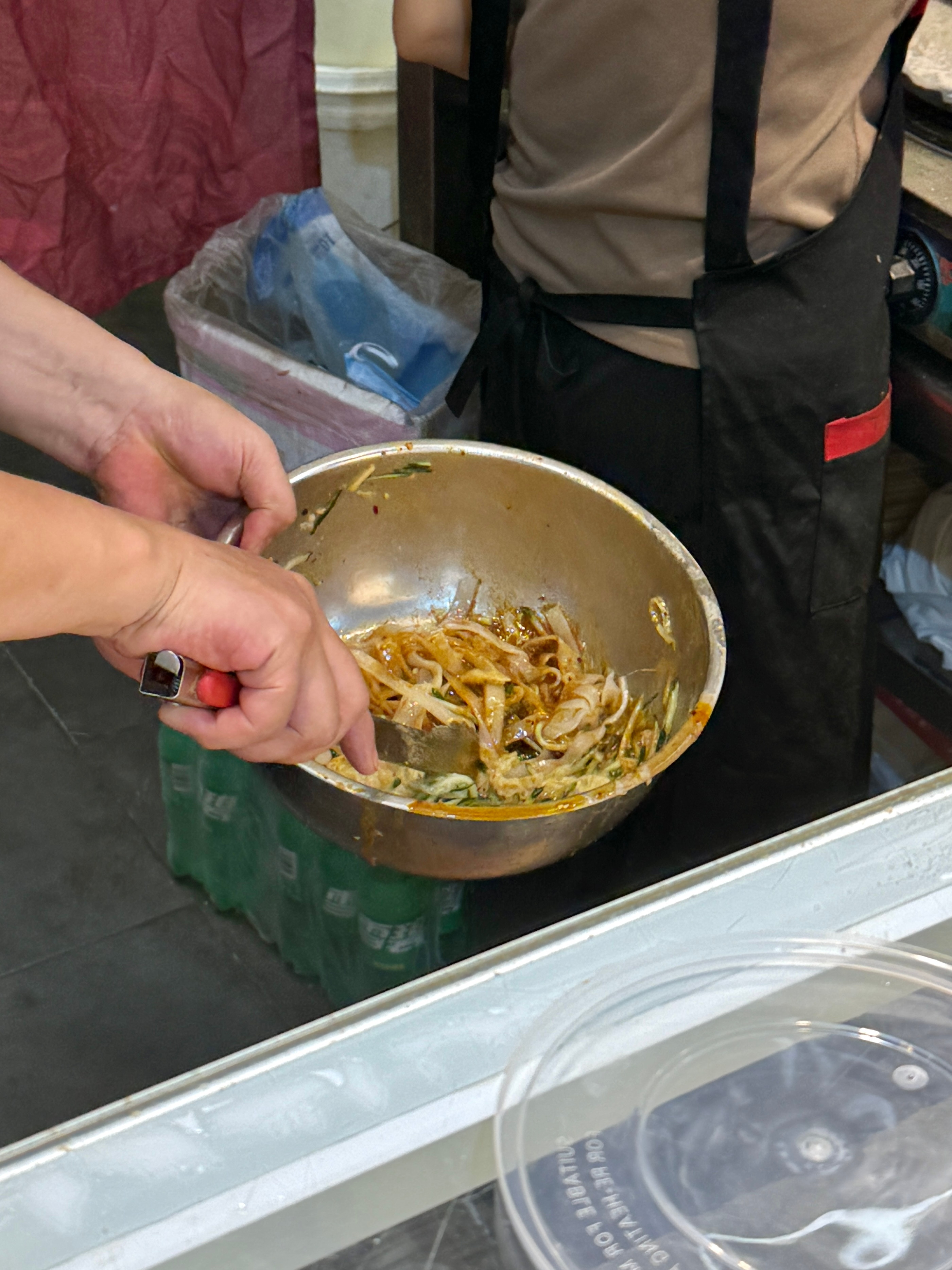 浮山所市场这家凉皮和炸串是夏日最佳快餐cp🙌尤其是凉皮上的这把花生碎