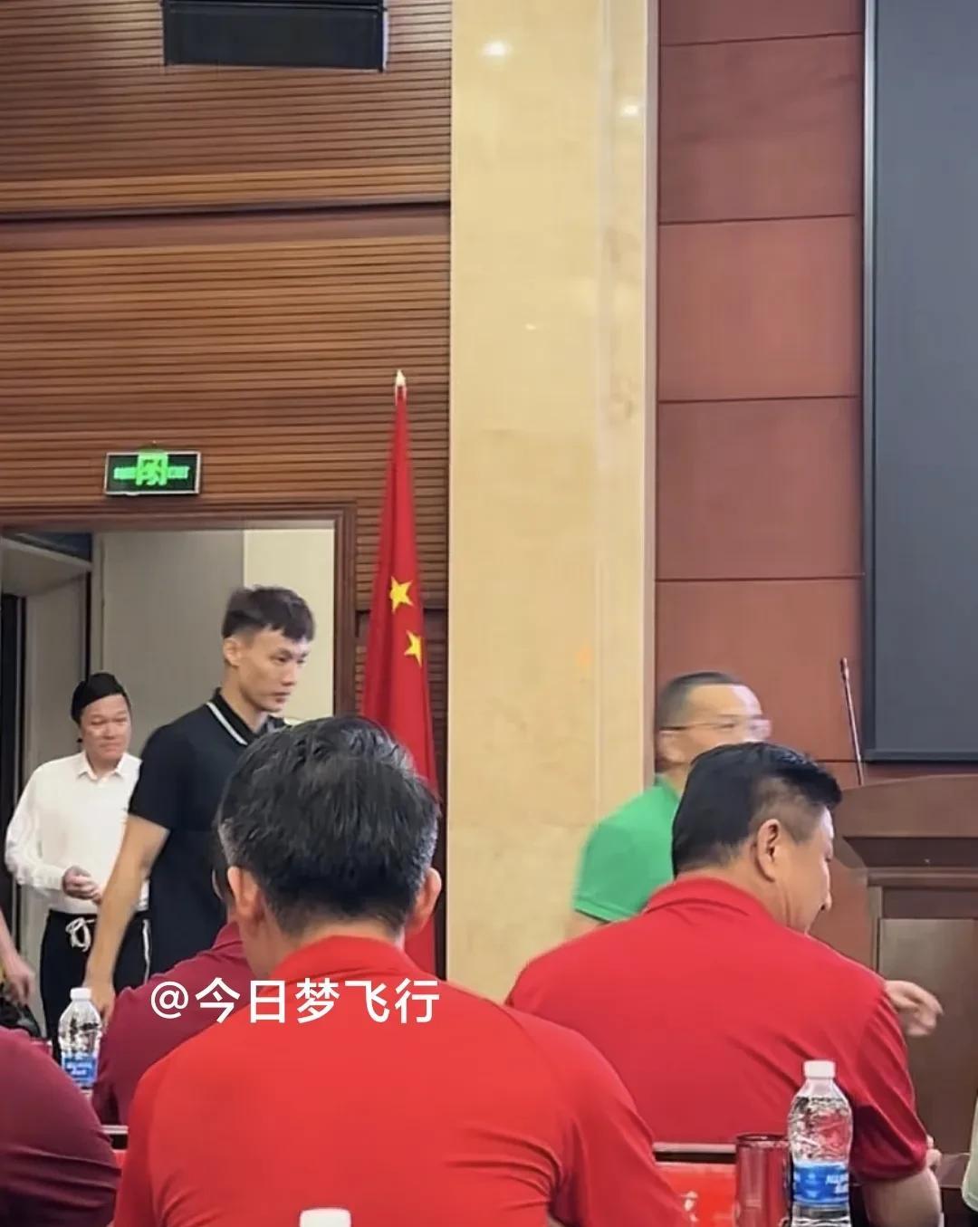 广东队球员徐杰今日回到惠州！今天（6月8日），在广州二沙岛随队集训的徐杰，返回