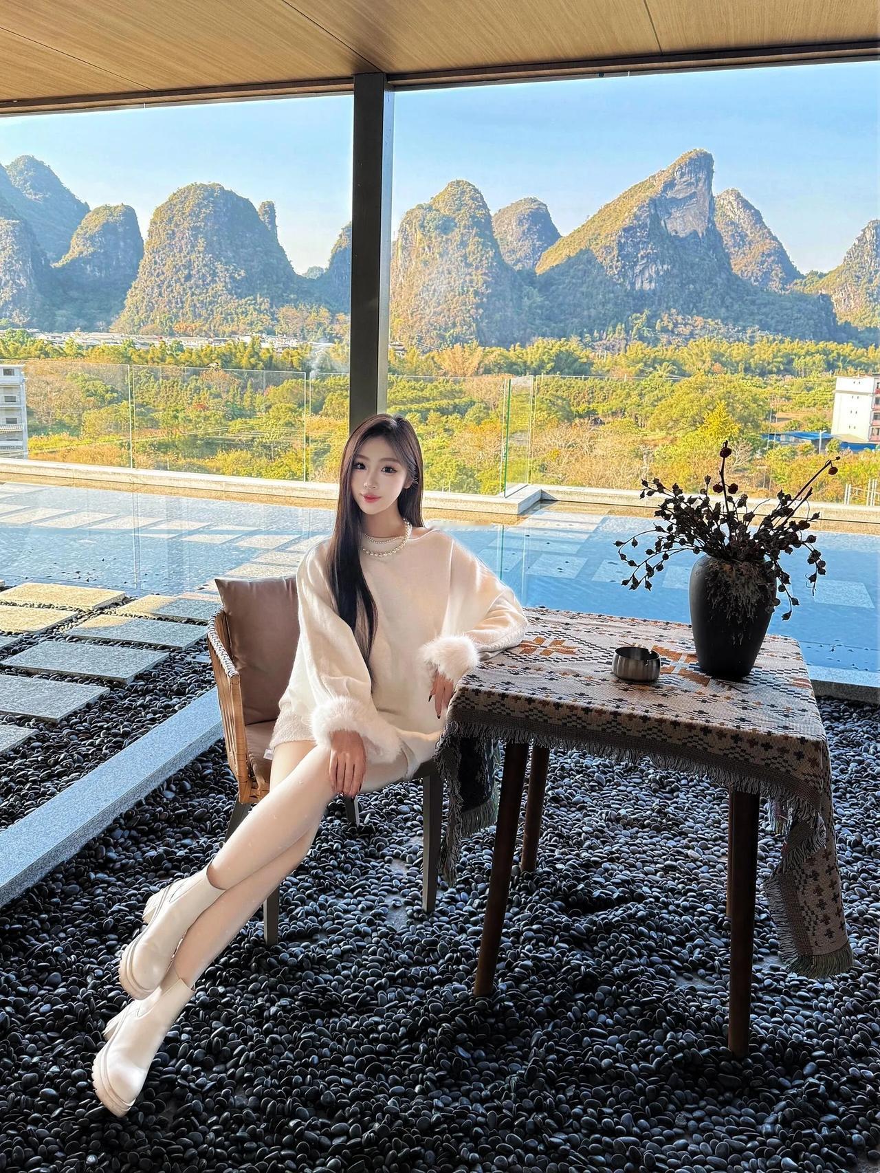 窗外的山景与温柔的午后时光。