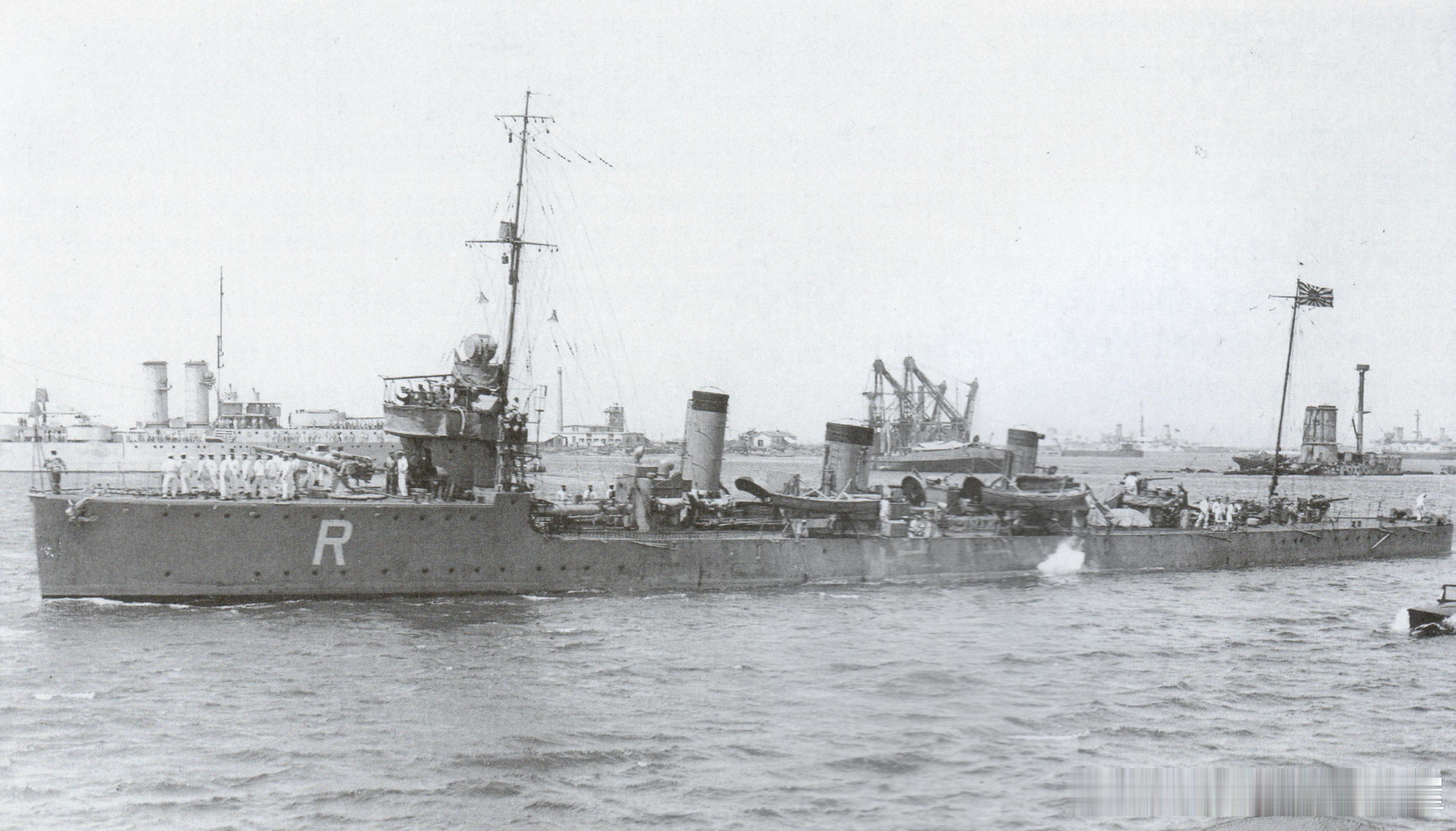 1917年在意大利布林迪西港的日本海军“桦”级驱逐舰“桂”号，1门120毫米和4