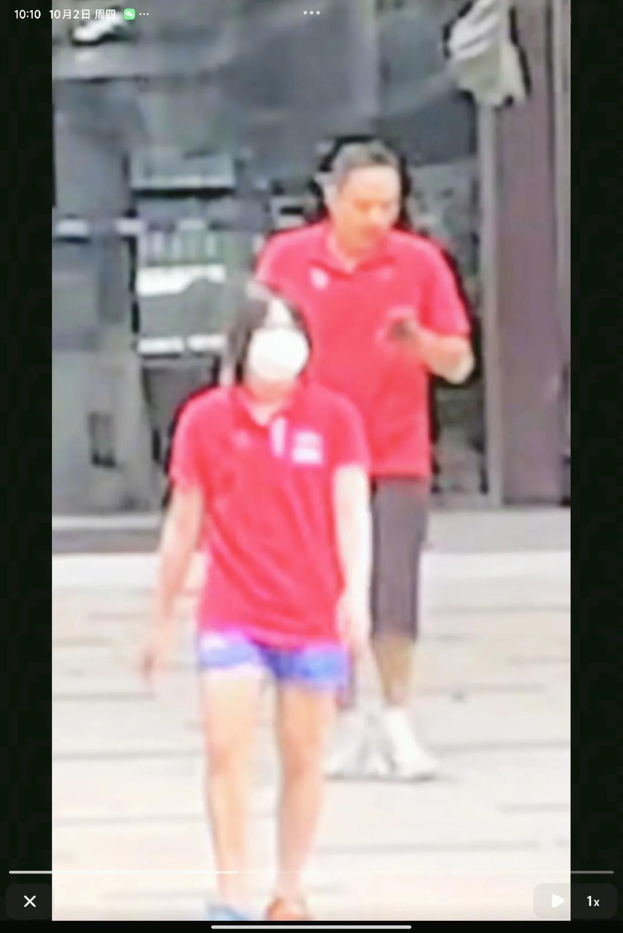 全红婵穿着鸳鸯鞋，被粉丝在广州办证大厅门口偶遇到，这运气真是太好了，看着全红婵穿