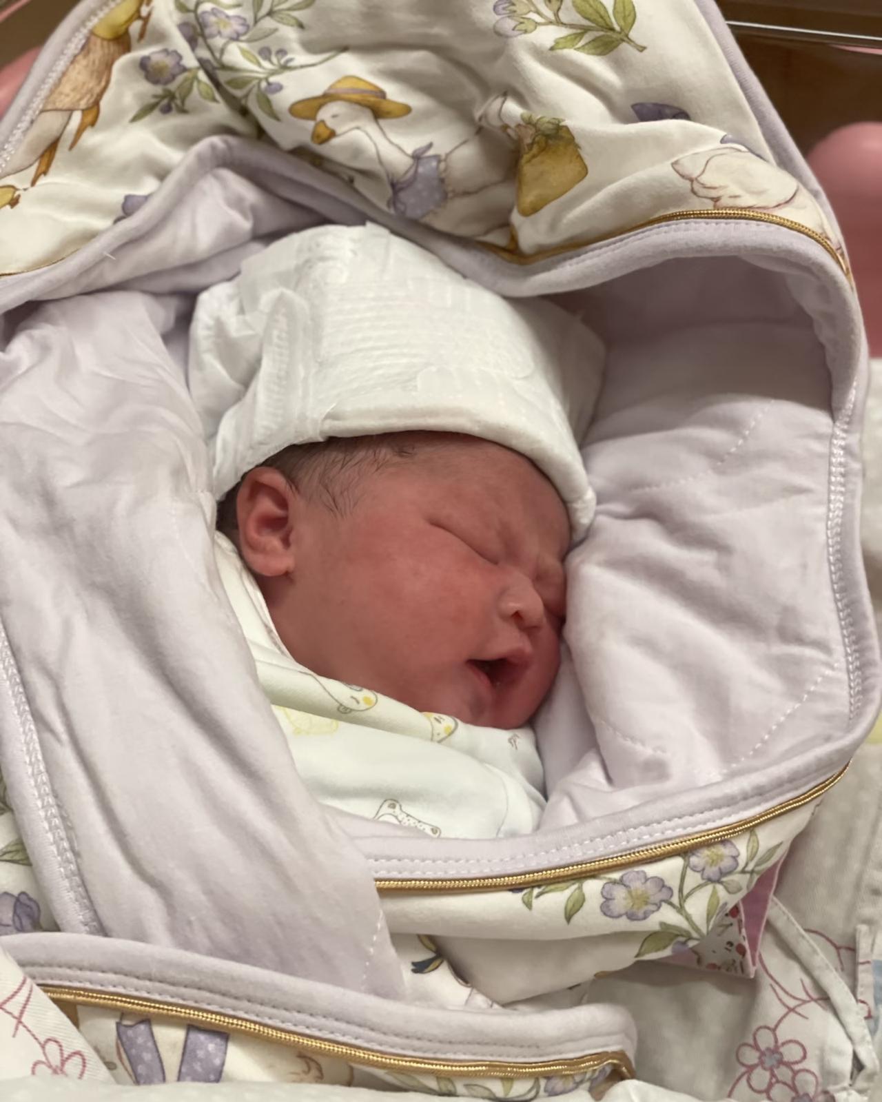 我闺蜜未婚先孕了没结婚，婆家不同意，拖拖拉拉不结婚，条件还很苛刻。