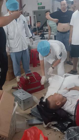 工厂车间里，一名男子疑似高温中暑，突然晕倒在地上！工友们发现后马上拨打了120