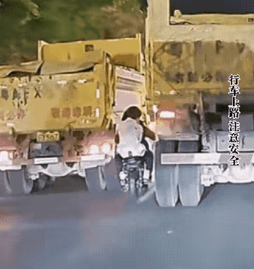 电动车钻大货车盲区这一幕太吓人了隔着屏幕都捏了一把汗傍晚的车流里电动车