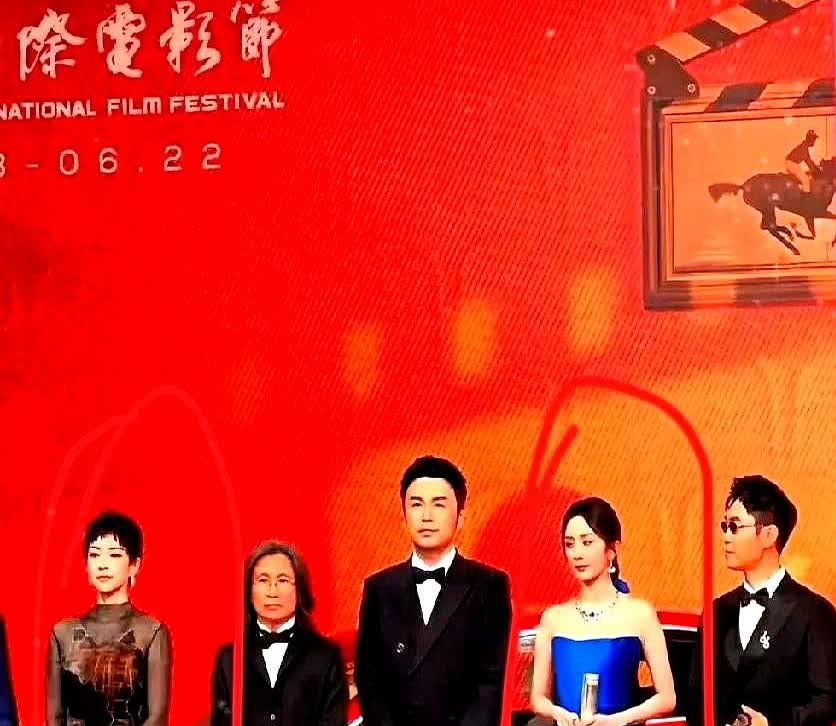 章子怡估计都要气疯了昨天的电影节红毯上原本章子怡该是焦点，结果杨